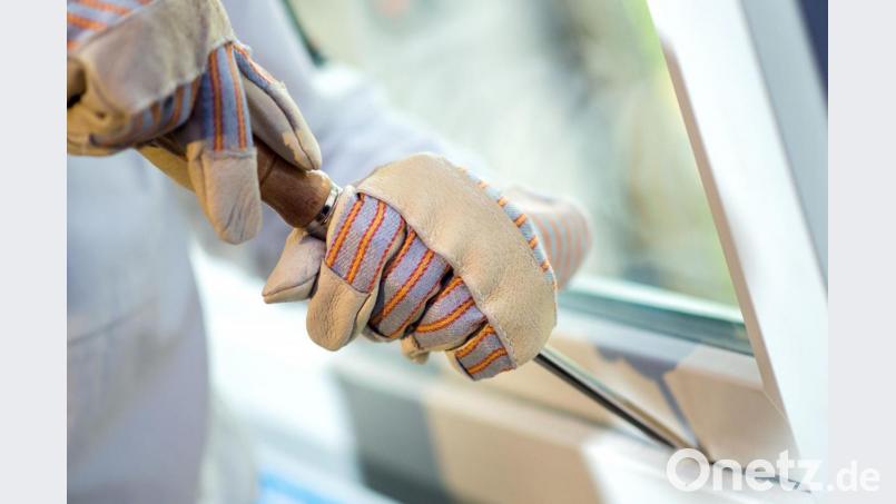 Fenster und Terrassentüren sind für Einbrecher oft kein Hindernis. Auch die nun verurteilten Täter kamen durch eine aufgehebelte Tür ans Ziel. Bild: Hauke-Christian Dittrich/dpa