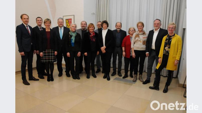Einige Lehrer wurden bei der Feierstunde in den Ruhestand verabschiedet (von links): Schulrat Stephan Tischer, Schulamtsdirektor Gerald Haas, Schulamtsdirektorin Beatrix Hilburger, Landrat Richard Reisinger, Brigitte Köser (GS Auerbach), Heinz Lang (MS Kümmersbruck), Rita Schatz (GS Auerbach), Gerhard Knahn (GS Königstein), Cornelia Schießl (MS Hahnbach), Michael Zollinger (MS Hahnbach), Ruth Kappl (GS Kümmersbruck), Gerlinde Müller (GS Rieden), Wolfgang Wessely (MS Krötensee) und Personalratsvorsitzende Michaela Bergmann. Bild: Hollederer, Christine