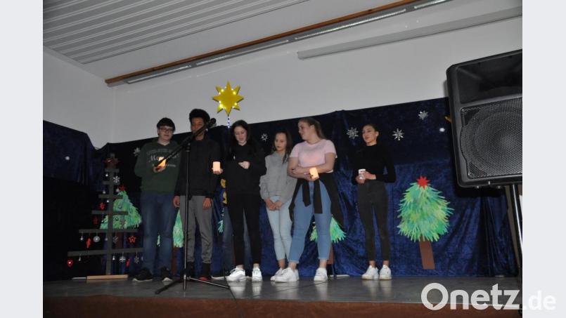 Um „Ein kleines Licht“ ging es in dem als Rollenspiel präsentierten Gedicht der Klasse 9. Bild: ak