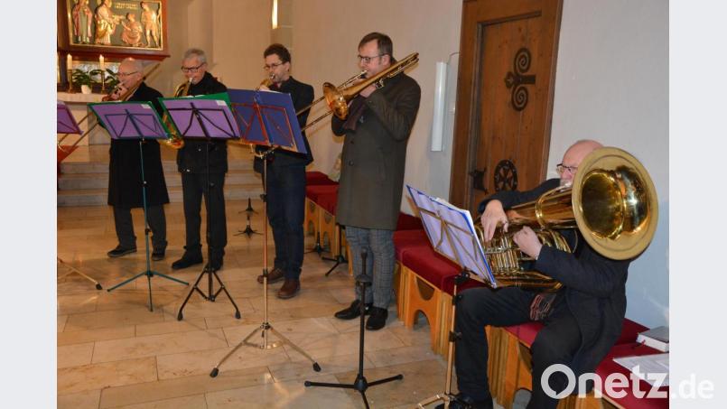 Ein Teil des Evangelischen Posaunenchors mit Pfarrer Martin Schlenk an der Tuba (rechts). Bild: jr