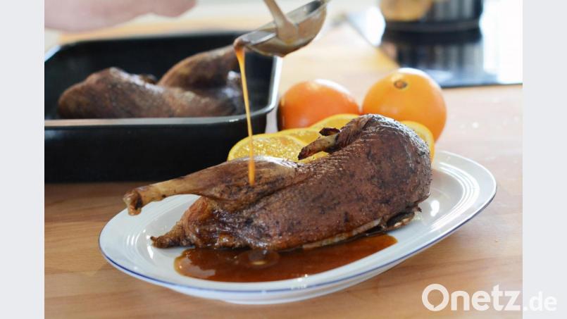 Besonders knusprig landen die Enten auf dem Teller, wenn sie während des Bratens mit Fond bestrichen werden. Er bildet auch die Basis für die aromatische Sauce. Bild:  Gabi Schönberger
