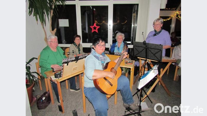 Die &quot;D`Saitrenmusik&quot; unter der Leitung von Inge Dötsch (Mitte) versetzte die Altenheimbewohner in adventliche Stimmung. Bild: is