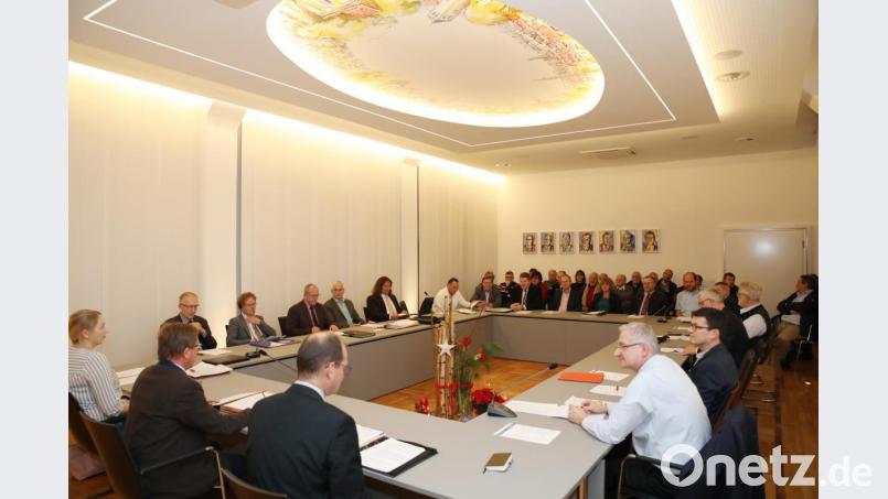 Die Weihnachtssitzung des Stadtrats fand im neu renovierten Rathaussaal statt. Bild: JOCHEN NEUMANN 
ERBENDORF