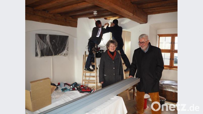 useumsleiterin Ursel Wiechert und Bürgermeister Rupert Troppmann (rechts) machen sich bei einem kurzen Rundgang durchs Museum ein Bild von den Arbeiten an der neuen Beleuchtung. Mit dabei war auch Museumsreferent Bernhard Knauer. Bild: krb