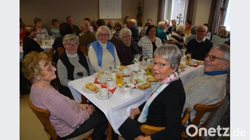 Randvoll war der Saal des Gasthofs „Grüner Baum“ in Poppenreuth bei der Senioren-Weihnachtsfeier, zu der die Stadt eingeladen hatte. Bei Kaffee und Kuchen sowie einem gemeinsamen Abendessen ließ man das Jahr 2019 Revue passieren. Bild: jr