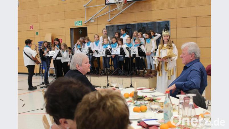 Der Kinder- und Jugendchor Ain Karem sowie das Auerbacher Christkind gestalten die Seniorenfeier mit. Bild: cs