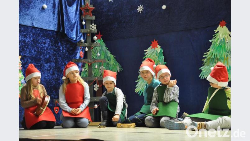 Wie die Zwerge und Waldtiere zusammen Weihnachten feiern, zeigte die Klasse 1/1a in ihrem Stück. Bild: ak