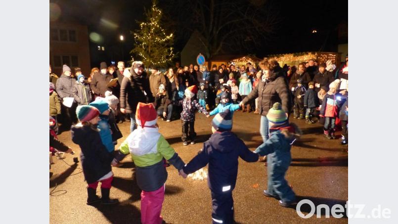 Die Kinder des Leuchtenberger Kindergartens treten mit Gesang und Tanz auf. Bild: sl