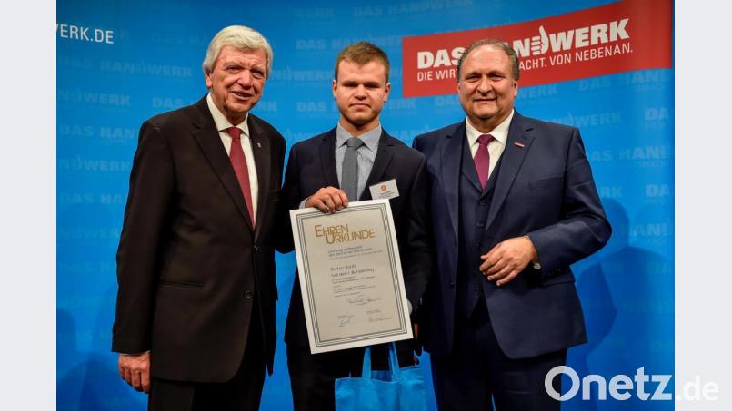 Hessens Ministerpräsident Volker Bouffier (links) und Hans Peter Wollseifer (rechts), Präsident des Zentralverbandes des Deutschen Handwerks, gratulieren Stefan Blödt (Mitte) zu seinem Sieg auf Bundesebene. Bild: ZDH/Rüdiger Jeske/exb