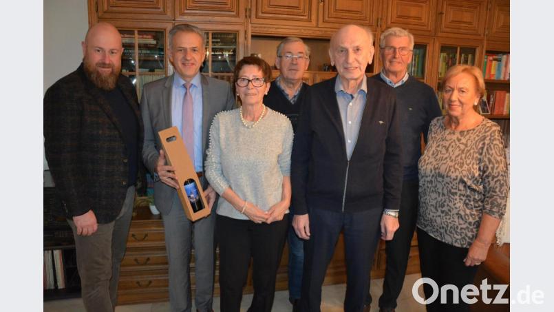 80. Geburtstag feierte am Freitag Stefan Zeitler. Unser Bild zeigt einen Teil der zahlreichen Geburtstagsgratulanten, (von links) mit Holger Paschedag, Bürgermeister Roland Grillmeier, Lebensgefährtin Rita, Erhard Sommer, Jubilar Stefan Zeitler, sowie sein Bruder Ernst Zeitler mit Gattin Barbara. Bild: jr