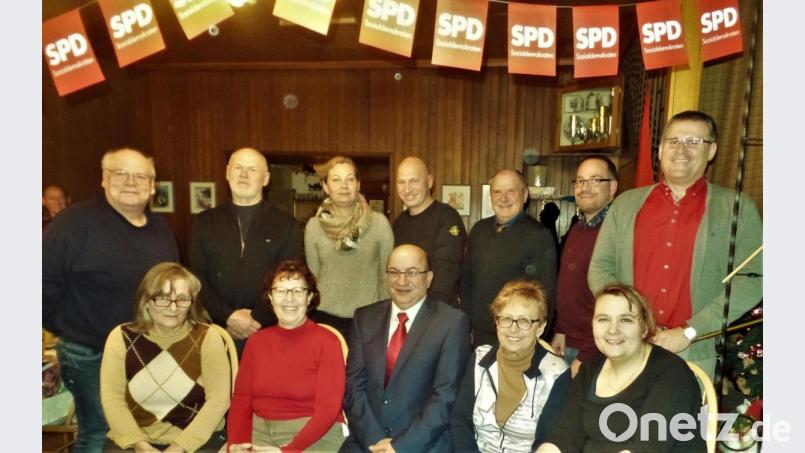 Um den SPD-Bürgermeisterkandidaten Mehmet Begen (sitzend Mitte) gruppieren sich (vorne von links) die Kandidatinnen Hildegard Hausner-Lindner und Inge Österer sowie Johanna Kraus von der Ortsgruppe Weiherhammer und Saskia Bäuml, die Kohlberger Vorsitzende. Dahinter (stehend von links) die Bewerber Hubert Hausner, Siegfried Hausner, Tanja Schmid und Karlheinz Schmid. Dann der SPD-Landratskandidat Peter Lehr, Rainer Vater, der Anwärter auf den Chefsessel in Weiherhammer und Kreisratskandidat Mirko Bertl. Bild: jml