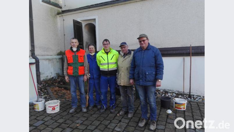 Die Männer der Marianischen Männerkongregation halfen, den Glockenturm wieder auf Vordermann zu bringen. Bild: exb