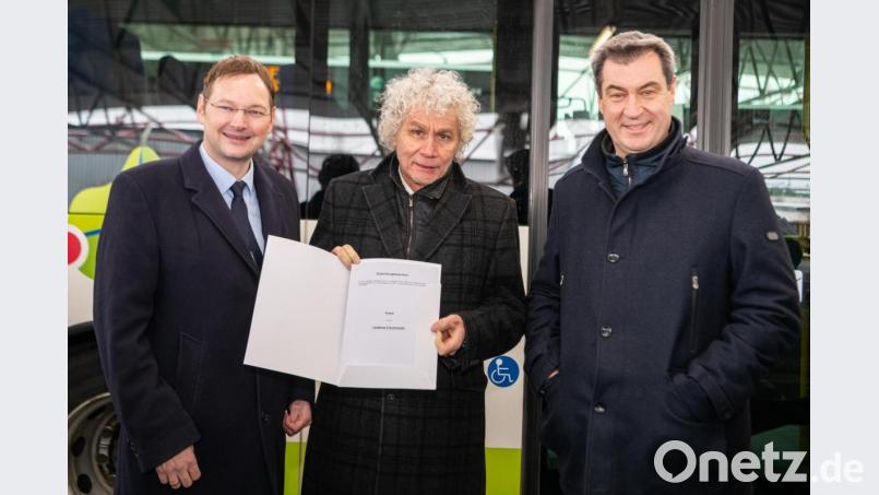 Ministerpräsident Markus Söder (rechts) und Verkehrsminister Hans Reichhart (links) übergeben Landrat Wolfgang Lippert (Mitte) den Förderbescheid für den Landkreis Tirschenreuth. Bild: Matthias Merz, Bayerische Staatskanzlei/exb