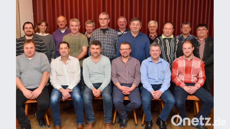 Bernhard Rom (vorne, Dritter von links) und Franz Eger (vorne, Dritter von rechts) stehen auf den ersten beiden Plätzen der neu gegründeten Bürgerliste für die Marktgemeinde Moosbach. Bild: fjo