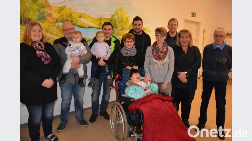 Vorweihnachtliche Bescherung für zwei Familien durch den Kreisverband der Arbeiterwohlfahrt. Beide Familien wurden mit je 500 Euro für ihren selbstlosen Einsatz belohnt. Unser Bild zeigt (von links) Sabine Kirchmann (AWO), Onkel Heinz Schraml mit Lias, Steve Bauer mit Lina, Petra Zanner mit Tochter Sabrina (vorne), Pflegedienstleiter Michael König, Tochter Carmen, Jürgen Kirchmann (AWO), Kreisgeschäftsführerin Angelika Würner und AWO-Kreisvorsitzender Edwin Ulrich. Bild: jr
