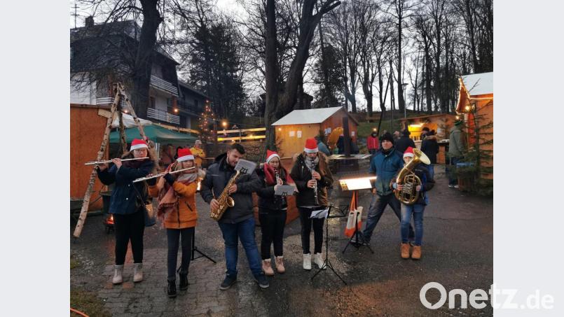 Die Musikgruppe von &quot;Ivonne&quot; empfängt die Gäste mit Weihnachtsmelodien. Bild: gz