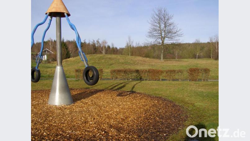 Oberhalb des Spielplatzes im Wohngebiet &quot;Schützenstraße rechts&quot; in Richtung Kapplwald soll der dritte Kindergarten in Waldsassen entstehen. Bild: pz