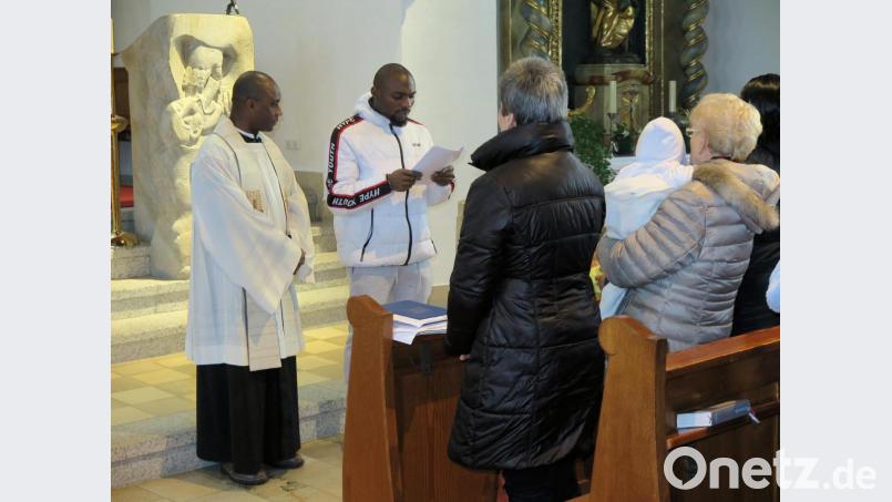 Bright Ode Omoruyi (rechts neben Pater Paul) sprach die Fürbitten. Bild: ubb