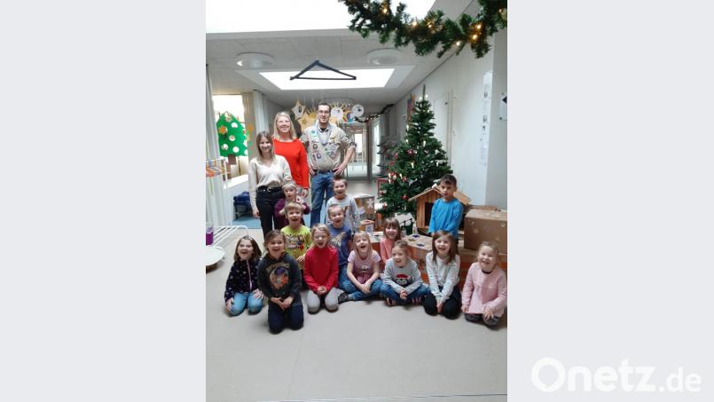 Die Kinderoase St. Emmeram und die Grund- und Mittelschule bringen auch 20 Pakete für die Aktion ein. Die Pfadfinder Windischeschenbach holen die Kisten vor Ort ab. Bild: wrm