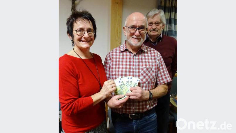 KDFB Vorsitzende Sieglinde Zielbauer übergibt 500 Euro an Bernd Bodensteiner und Helmut Voit (von links) Bild: fvo