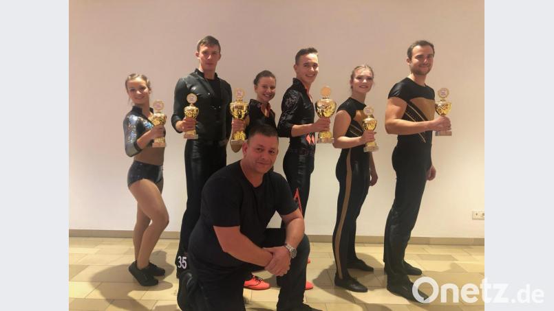 Die drei erfolgreichen Quick-Feet-Paare und Pokalsieger beim ersten Turnier der Herbstsaison: (von links) Johanna Süß und Franz Rothballer, Antonia Schmid und Julian Minks, Anna und Lukas Kodalle mit ihrem Trainer Bernd Peter. Bild: exb