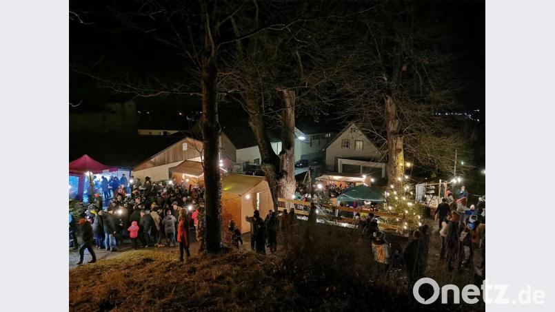 Am Abend strömen die Gäste aus nah und fern zum Schlossberg-Advent. Bild: gz