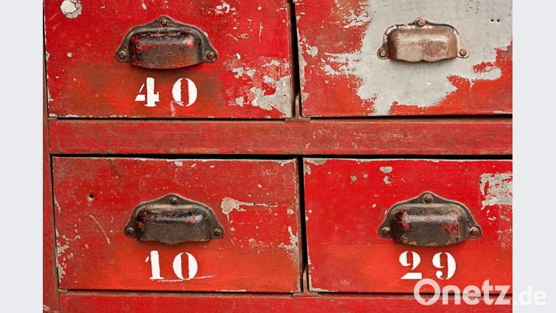 Unser Gehirn nimmt eine Person oder Situation wahr, vergleicht sie automatisch mit ähnlichen Personen oder Situationen, die wir bereits kennen, und vereinfacht uns damit das Denken. Bild: renisa – stock.adobe.com