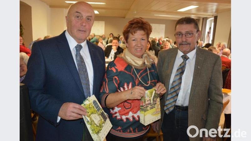 Mit einem Präsent dankte Zweiter Bürgermeister Karl Busch (rechts) den beiden Seniorenbeauftragten der Stadt Waldershof, Carmen Altermann und Gerhard Weber. Bild: jr
