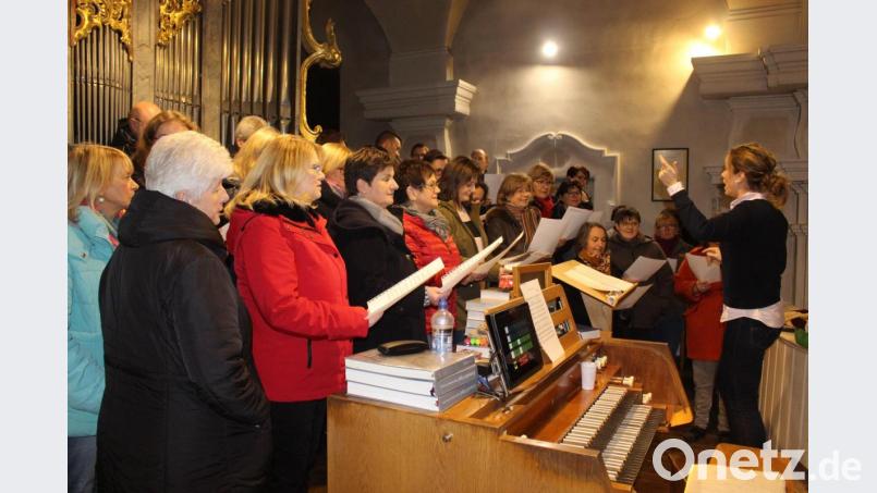 Üben ist ungemein wichtig. Die Sänger des katholischen Kirchenchors in Erbendorf bereitet sich auf das Weihnachtskonzert am 26. Dezember vor. Bild: Holger Popp