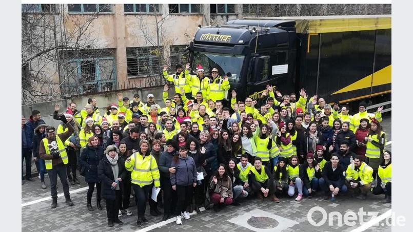 Vor dem Lastwagen der Firma Hüttner können die Beteiligten am Konvoi (mit gelben Ponchos) sowie die Helfer vor Ort in Rumänien die Verteilung der Güter kaum mehr erwarten. Bild: exb