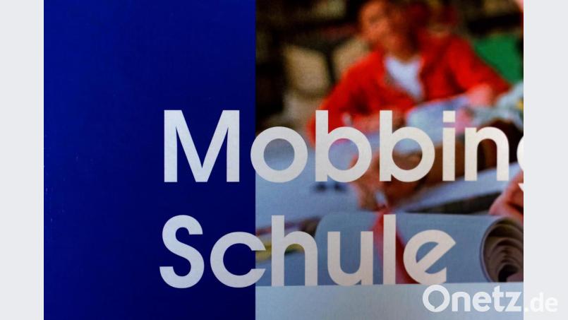 Detailaufnahme einer Broschüre des neuen Anti-Mobbing-Programms "Gemeinsam Klasse sein". Archivbild: Ronny Hartmann/dpa