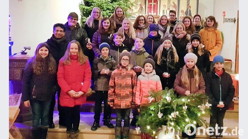 Pfarrer Joseph (Zweiter von links) spendete zusammen mit den Kirchenbesuchern am Ende eines nicht alltäglichen Ministranten-Gottesdienstes seinen Minis großen Applaus. Bild: bsc
