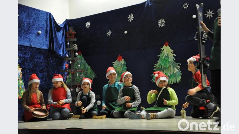 Wie die Zwerge und Waldtiere zusammen Weihnachten feiern, zeigte die Klasse 1/1a in ihrem Stück. Bild: ak