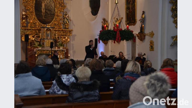 Der Pleysteiner Christoph Baierl beschenkte die Zuhörer mit seinem Ensemble in der Waldauer Benefiziumskirche St. Johannes Nepomuk mit einer vorweihnachtlichen Stunde. Bild: dob