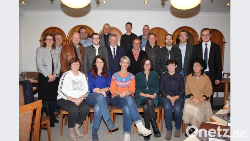 Mit Frauenpower und einem Querschnitt durch alle Alters- und Berufsgruppen geht der CSU-Ortsverband in die Stadtratswahl 2020. Bürgermeisterkandidat Herbert Uschold (zweite Reihe, Vierter von links) freute sich über die zügige Wahl. Zu den Kandidaten gratulierte auch die CSU-Fraktionsvorsitzende im Kreistag, Martina Englhardt-Kopf (links). Bild: frd