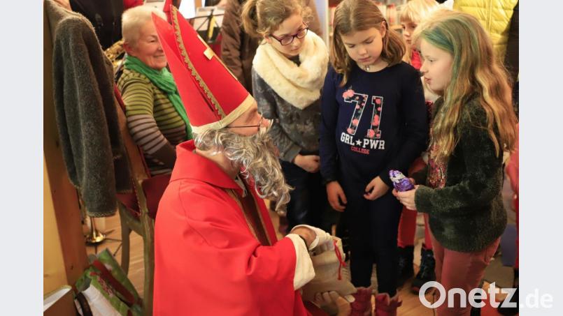 Der Hl. Nikolaus beschenkte die Kinder in der Stadtbücherei. Bild: exb/Kurt F. Stangl
