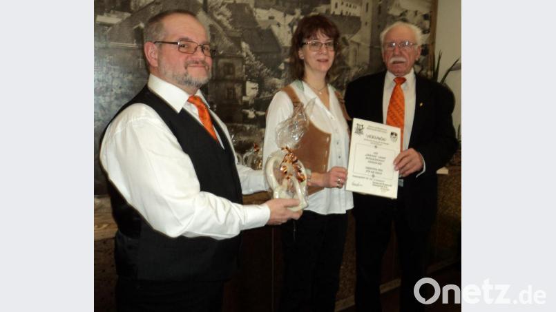Christina Pösl mit Siegmund Kochherr (rechts) und Peter Pichl bei der Ehrung des Gesang- und Musikvereins. Bild: ksi
