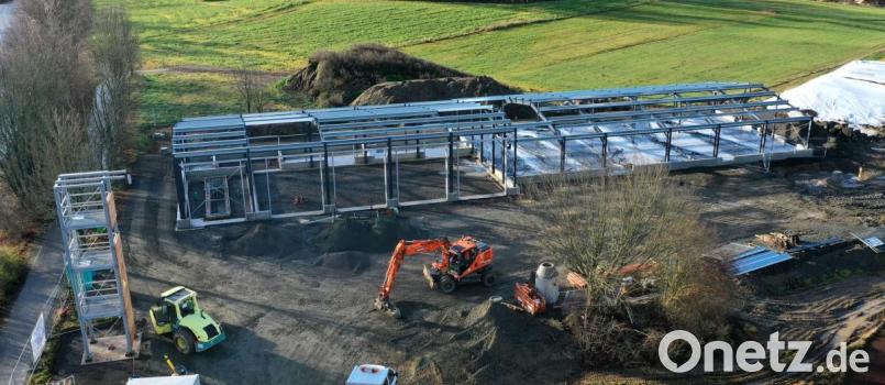 Noch laufen Restarbeiten, dann ist Winterpause auf der Baustelle des neuen Flosser Feuerwehrhauses. Bild: mef