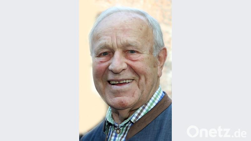 Altlandrat Hans Schuierer wird die Verfassungsmedaille in Silber verliehen. Bild: Gerhard Götz
