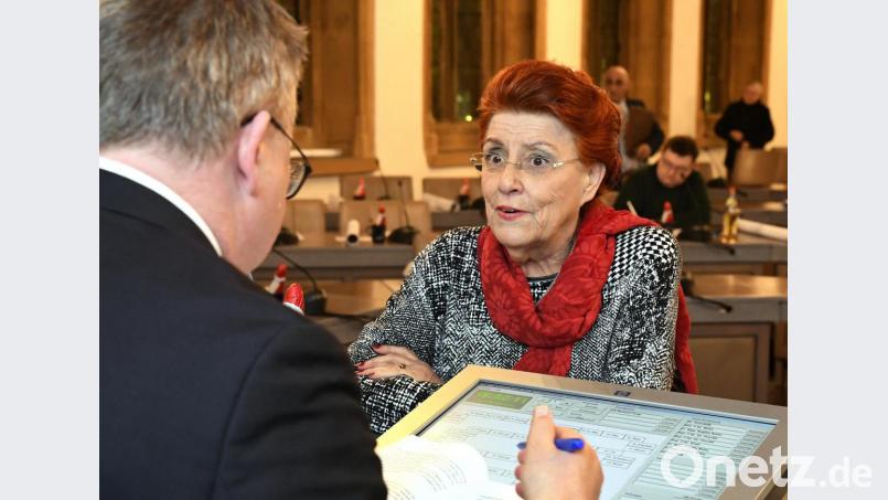Oberbürgermeister Michael Cerny und das älteste Mitglied des Amberger Stadtrats, Emilie Leithäuser, hatten am Montag traditionell das letzte öffentliche Wort im Gremium Bild: Petra Hartl