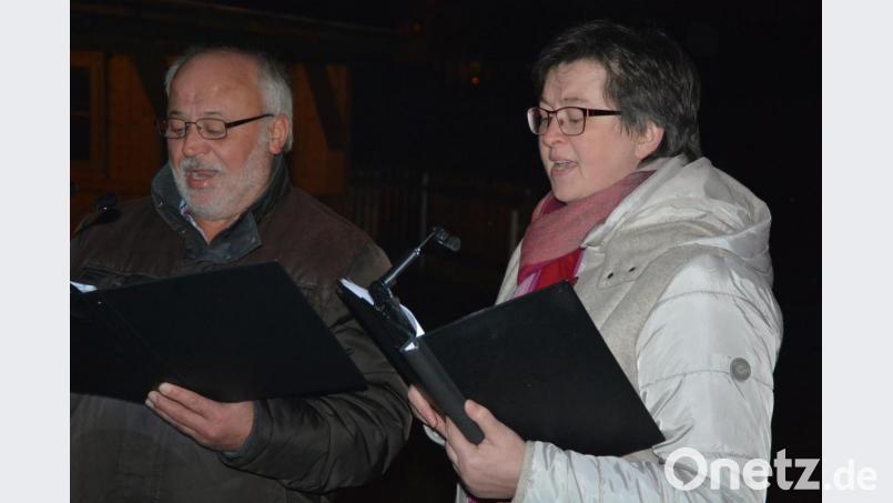 Die Solisten Elfriede Dietrich und Konrad Lang stimmten gesanglich auf das Weihnachtsfest ein. Bild: jr