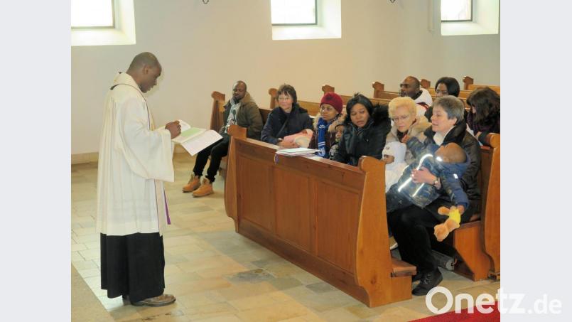 Pater Paul sprach zur Kirchengemeinde in englischer Sprache, damit sowohl die deutschen Paten wie auch die nigerianischen Eltern alles gut verstehen können. Bild: ubb