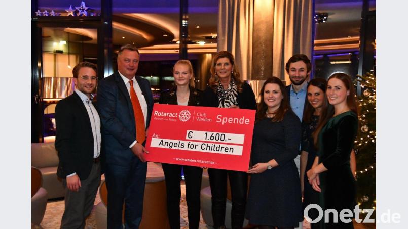 Christian, Pauline und Bernice Engel (Zweiter von links, weiter von links) freuen sich über die Spende des Rotaract Club Weiden mit Präsidentin Carina Hindinger (Vierte von rechts) und weiteren Mitgliedern. Bild: exb