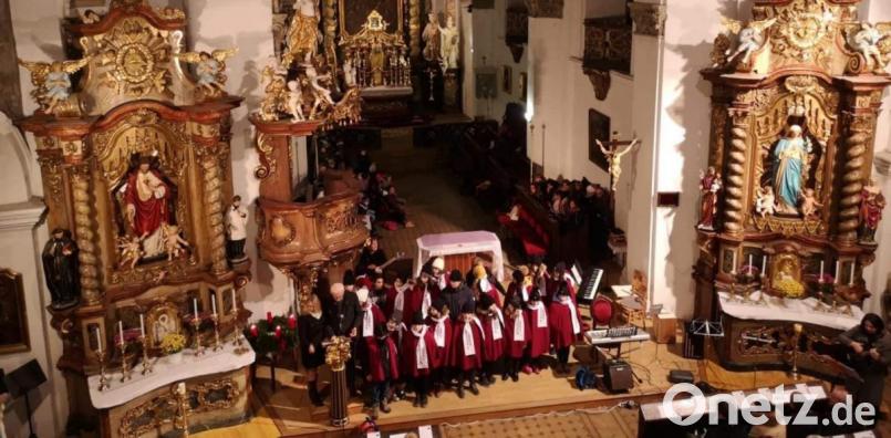 Rund 100 Schüler gestalteten das elfte grenzüberschreitenden Weihnachtskonzert 2019 in der vollbesetzten Pfarrkirche der Stadt Stribro. Bild: cr
