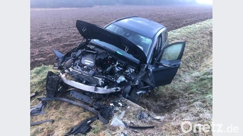 Nur noch Schrottwert hatte der BMW eines 19-Jährigen, der auf der Kreisstraße AS 36 zwischen Hackern und Aichazandt gegen einen Wasserdurchlass prallte. Bild: ge