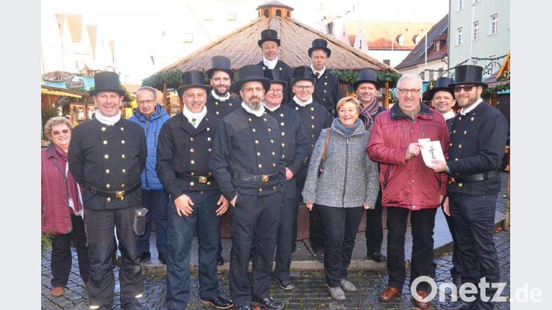 Kaminkehrermeister spenden 2600 Euro an die Kinderkrebshilfe Nord Oberpfalz. Bild: Kunz