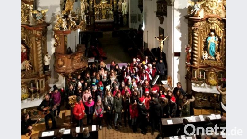 Rund 100 Schüler gestalteten das elfte grenzüberschreitenden Weihnachtskonzert 2019 in der vollbesetzten Pfarrkirche der Stadt Stribro. Bild: cr