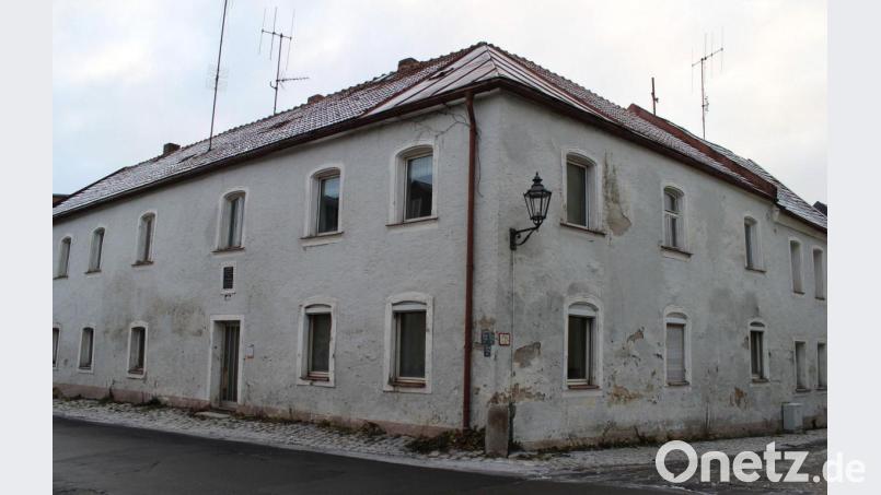 Das Anwesen Bischof-Senestrey-Straße 14 /Bachgasse 40 erwirbt die Stadt Bärnau Kommunal GmbH. Verkäufer ist die Stadt selbst. Bild: sfo