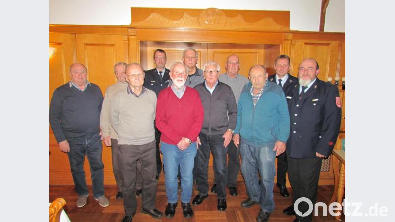 Bild zeigt die Geehrten für 50 und 65 Jahre Mitgliedschaft bei der FFW Pressath. v.l.n..r.: Josef Muhr, Siegfried Bodner,Albert Fischer, Ralf Schupfner (Vizekommandant), Ludwig Spitaler, Willi Rauch, Martin Gebhardt, Heinz Kppauner, Josef Frfiedrich, Stephan Fahrnbauer (stellv. Vorsitzender) und Hans Stangl, (Vorsitzender) Bild: is
