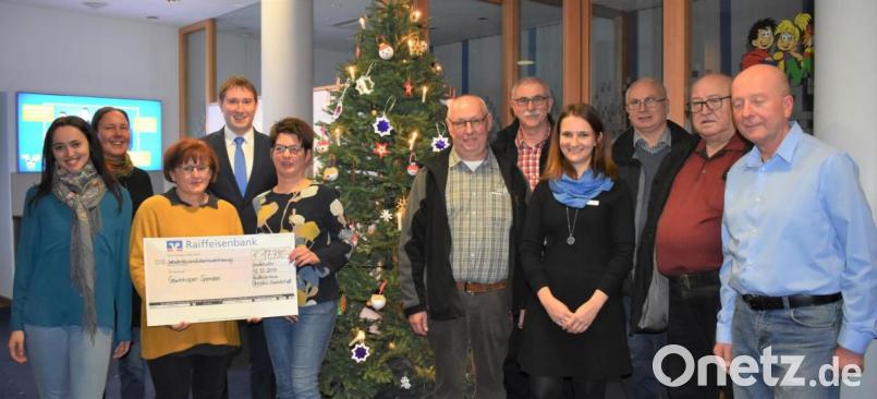 Spendenübergabe der Raiffeisenbank Oberpfalz NordWest eG durch Vorstand Thomas Keck (Vierter von links). Bild: rgr